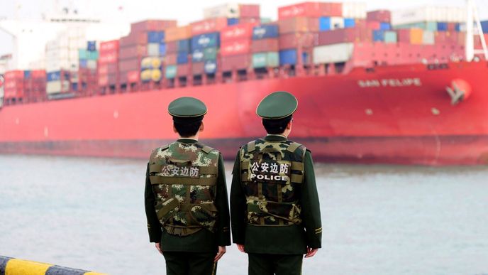 Čínští vojáci sledují odplouvání obchodní lodi.