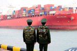Čínští celníci sledují obchodní loď na trase Čína - USA.