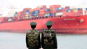Čínští celníci sledují obchodní loď na trase Čína - USA.
