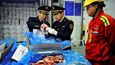 Čínští celníci prohlížejí importované maso.