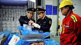 Čínští celníci prohlížejí importované maso.