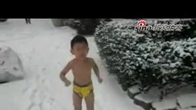 Chlapeček musel skoro nahý pobíhat v mrazu v ulicích New Yorku