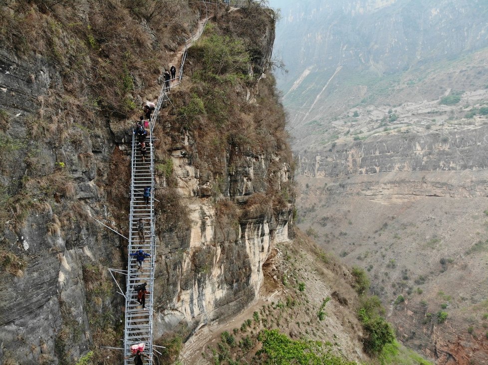 Lidé z čínské vesnice na útesu museli do civilizovaného údolí chodit nebezpečnou cestou.