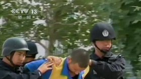 Útoky maskovaných ozbrojenců na policii a vládní úřady na severozápadě Číny stály život skoro sto lidí.