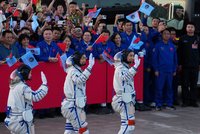 Čína vyslala tři astronauty do vesmíru! Jeden tam má strávit rok!