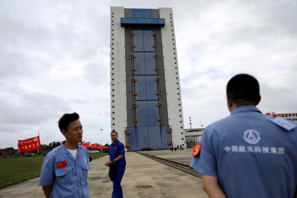 Raketa zvaná v překladu Dlouhý pochod 5 vynesla dnes z čínského vesmírného střediska na ostrově Chaj-nan sondu, která by měla zajistit odebrání vzorků z povrchu Měsíce a jejich přepravu na Zemi. Pokud bude mise úspěšná, dostane se měsíční materiál na Zemi poprvé po více než čtyřiceti letech.