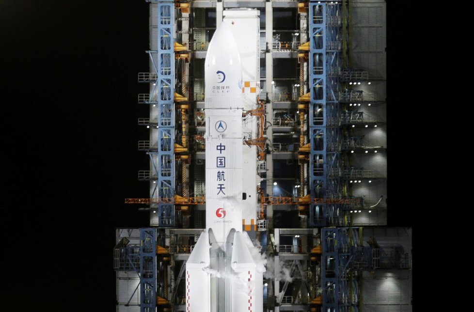 Raketa Dlouhý pochod 5, která v pondělí 23. listopadu 2020 vynesla z čínského vesmírného střediska na ostrově Chaj-nan sondu, která by měla zajistit odebrání vzorků z povrchu Měsíce a jejich přepravu na Zemi.
