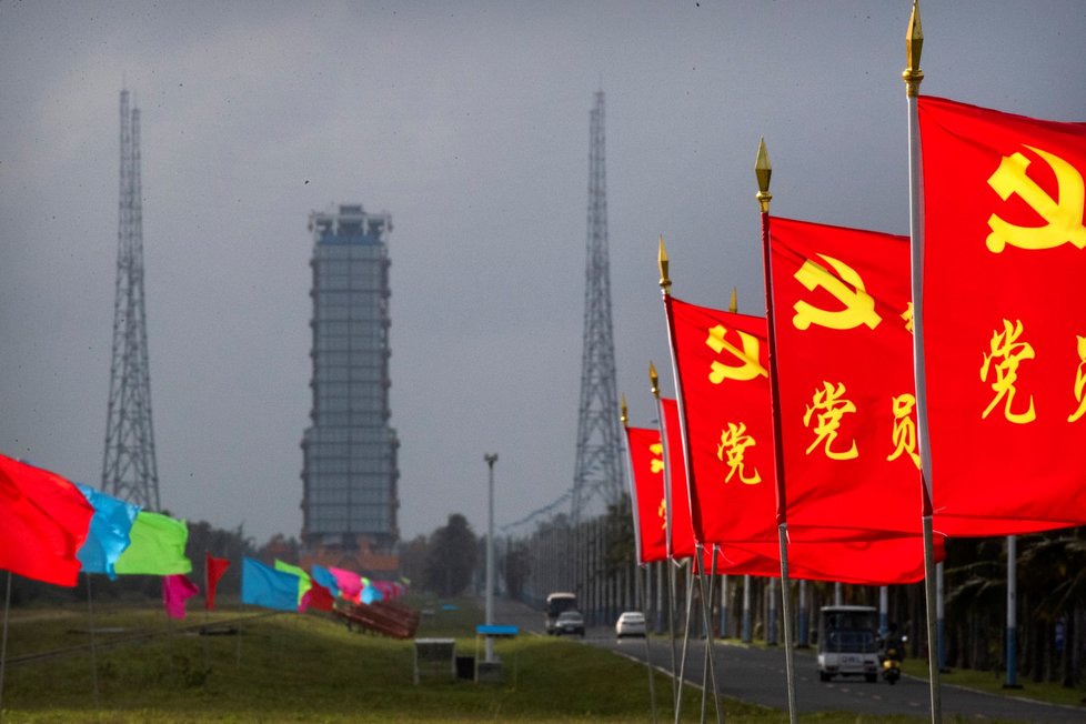 V čínském vesmírném středisku na ostrově Chaj-nan před startem rakety Dlouhý pochod 5 se sondou na Měsíc nemohly chybět čínské státní vlajky