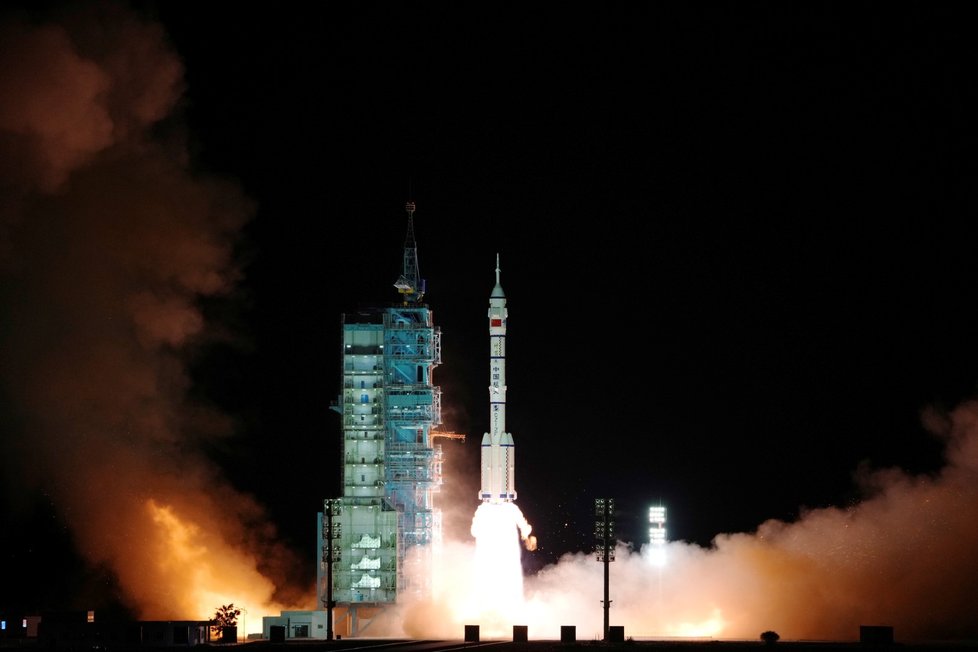 Čínská loď Šen-čou 13 úspěšně přistála s tříčlennou posádkou na základním modulu budované čínské vesmírné stanice Tchien-kung (Nebeský palác; říjen 2021)