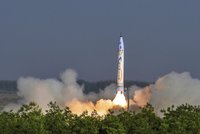 Čína vypustila raketu na Měsíc, sonda poprvé prozkoumá odvrácenou stranu