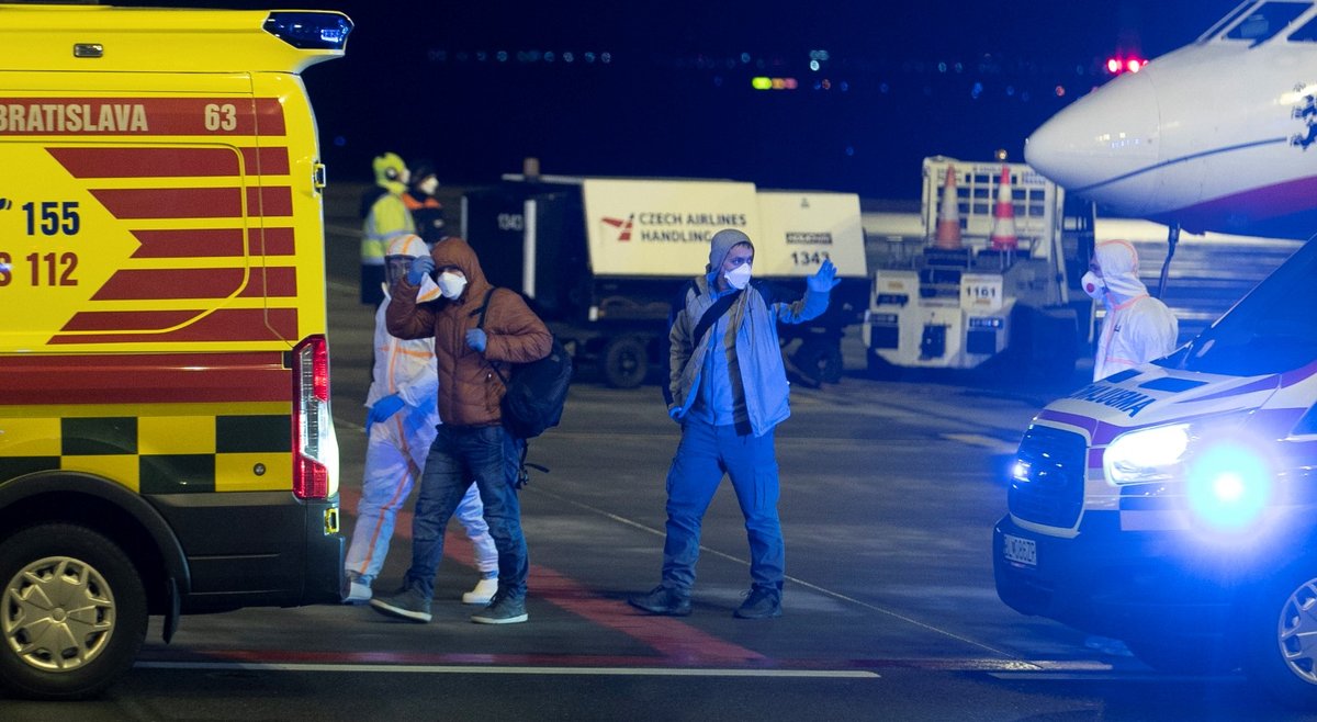 Češi a Slováci z Wu-chanu přistáli v Praze. (3.2.2020