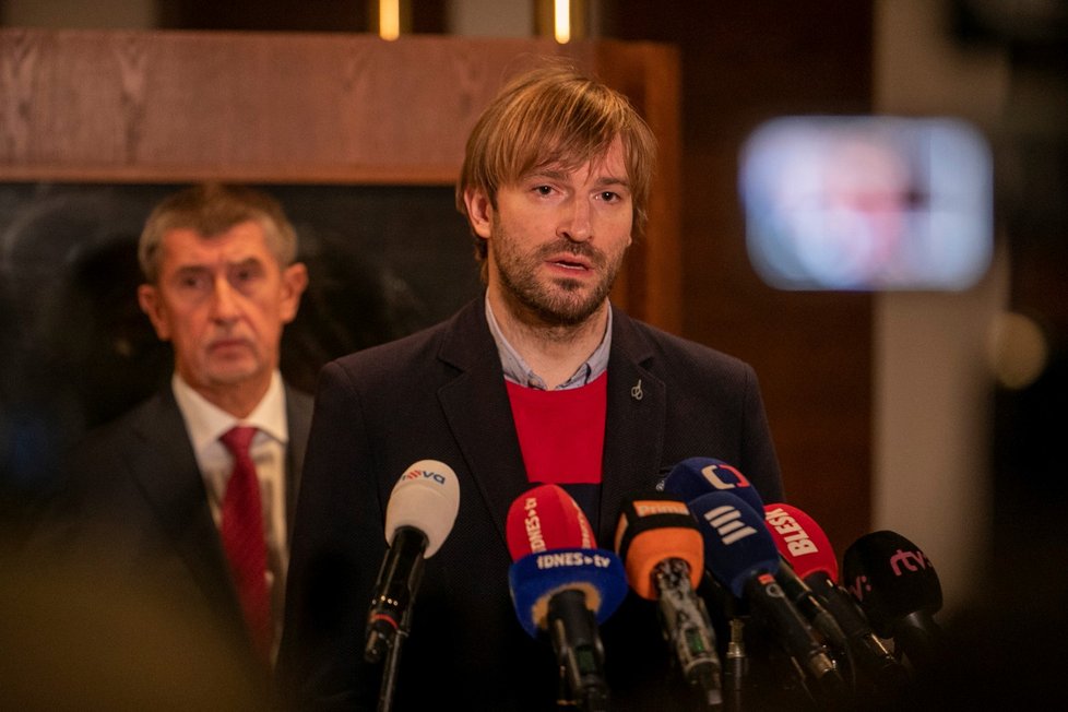 Premiér Andrej Babiš (ANO), ministr zdravotnictví Adam Vojtěch (ANO) a ministr zahraničí Tomáš Petříček (ČSSD) na tiskové konferenci k příletu Čechů  z Wu-chanu (3. 2. 2020)