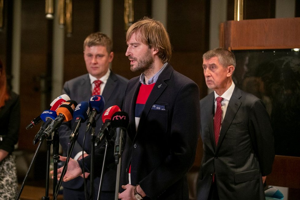 Premiér Andrej Babiš (ANO), ministr zdravotnictví Adam Vojtěch (ANO) a ministr zahraničí Tomáš Petříček (ČSSD) na tiskové konferenci k příletu Čechů  z Wu-chanu (3. 2. 2020)