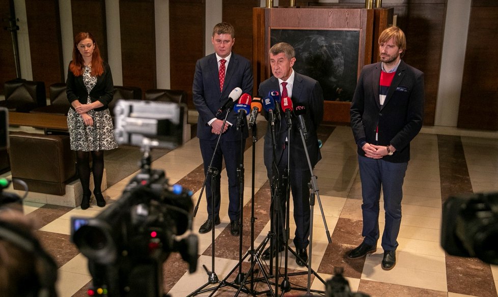 Premiér Andrej Babiš (ANO), ministr zdravotnictví Adam Vojtěch (ANO) a ministr zahraničí Tomáš Petříček (ČSSD) na tiskové konferenci k příletu Čechů  z Wu-chanu (3. 2. 2020)