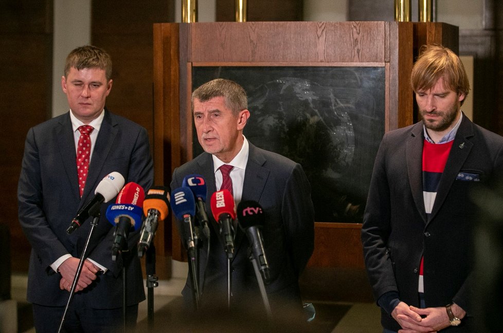 Premiér Andrej Babiš (ANO), ministr zdravotnictví Adam Vojtěch (ANO) a ministr zahraničí Tomáš Petříček (ČSSD) na tiskové konferenci k příletu Čechů  z Wu-chanu (3. 2. 2020)