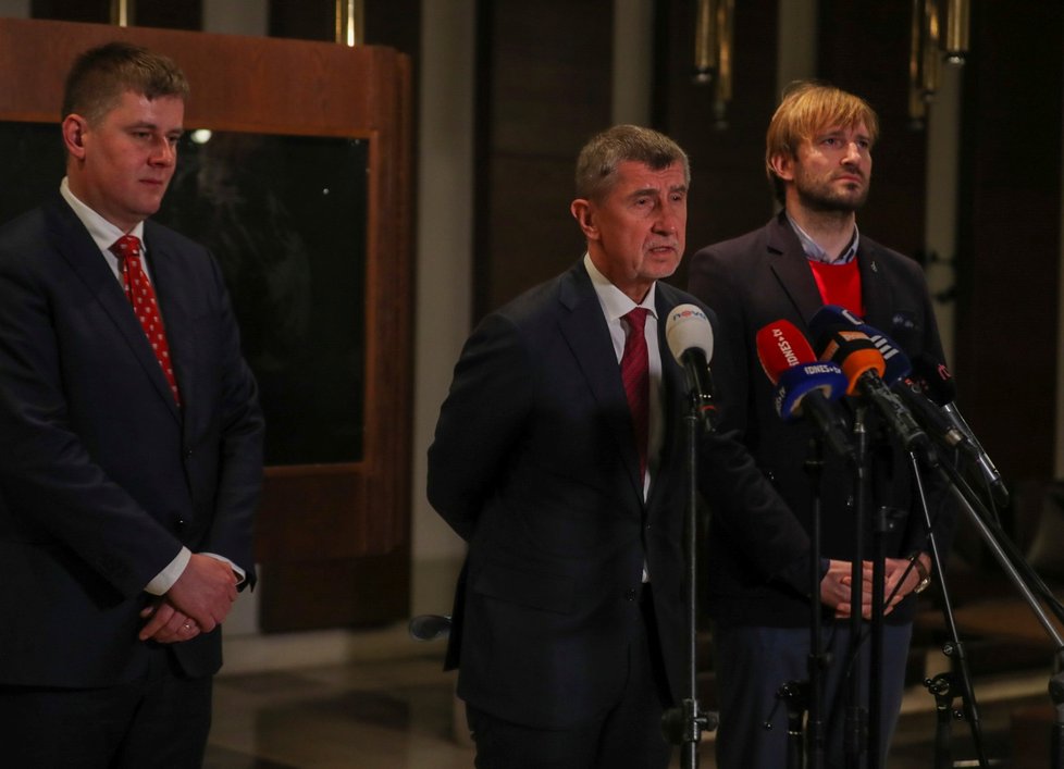 Premiér Andrej Babiš (ANO), ministr zdravotnictví Adam Vojtěch (ANO) a ministr zahraničí Tomáš Petříček (ČSSD) na tiskové konferenci k příletu Čechů  z Wu-chanu (3. 2. 2020)