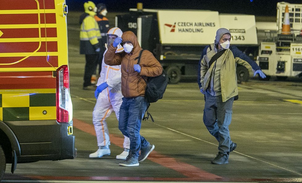 Češi a Slováci z Wu-chanu přistáli v Praze. (3. 2. 2020)