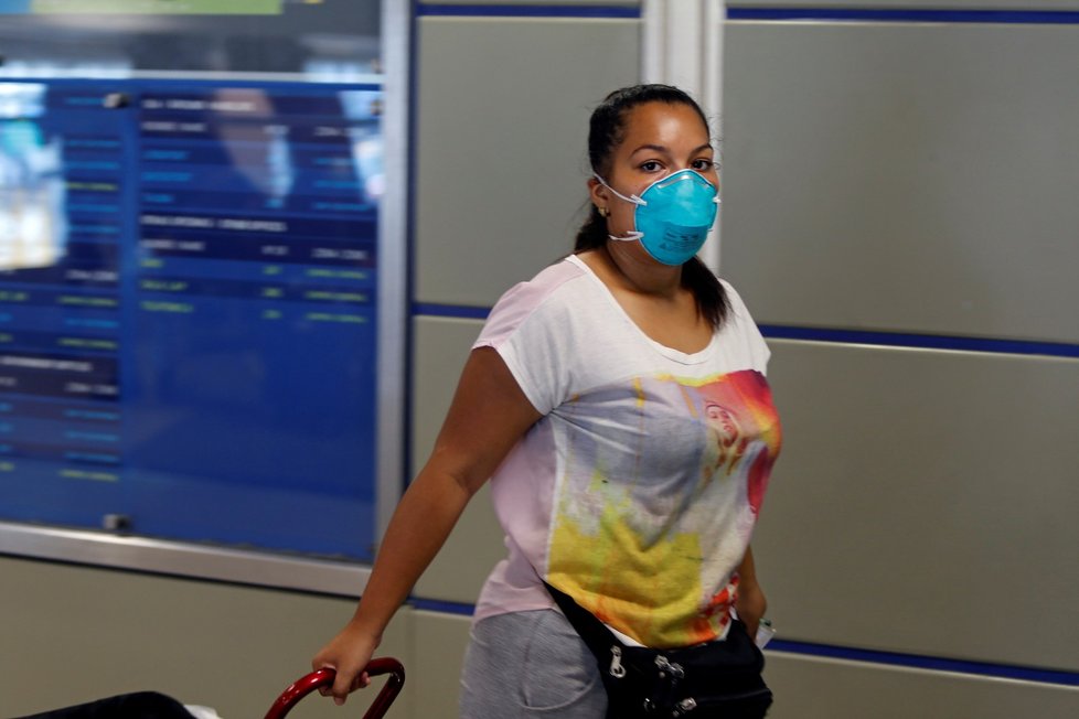 Na letišti v Limě v Peru nosí lidé roušky poté, co byla v zemi potvrzena nákaza koronavirem. (9. 3. 2020)