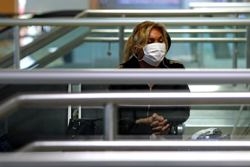 Na letišti v Limě v Peru nosí lidé roušky poté, co byla v zemi potvrzena nákaza koronavirem. (9. 3. 2020))