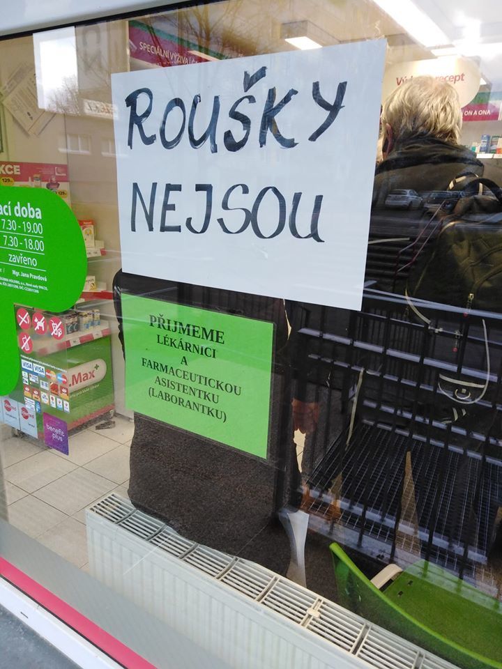 Roušky nejsou - Oznámení pro zákazníky v lékárně v Praze na Hájích.