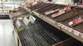 Český student ve Wu-chanu vyfotografoval prázdné regály v supermarketu.