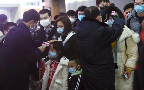 Čínu děsí nový typ koronaviru. Obyvatelé nosí roušky