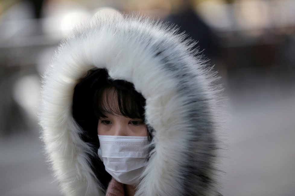 Čínu děsí nový typ koronaviru. Obyvatelé nosí roušky, někde jsou už vyprodané
