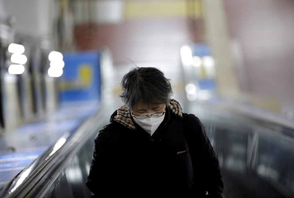 Čínu děsí nový typ koronaviru. Obyvatelé nosí roušky, někde jsou už vyprodané.