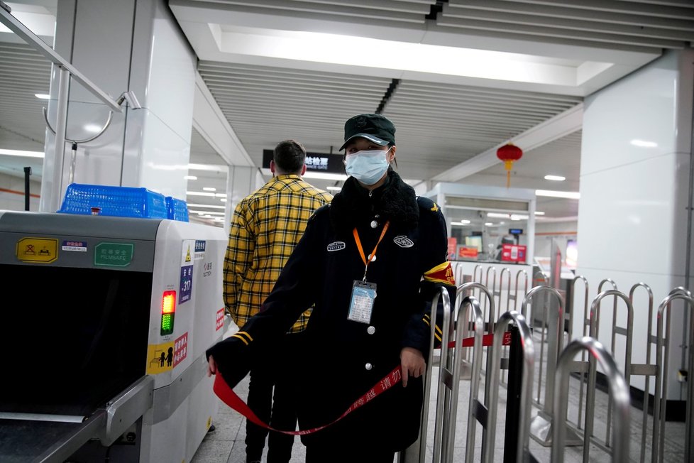 Čínu děsí nový typ koronaviru. Obyvatelé nosí roušky.