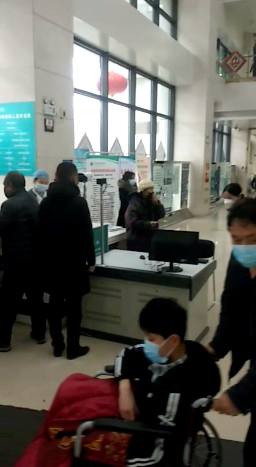 Čínu děsí nový typ koronaviru. Obyvatelé nosí roušky.