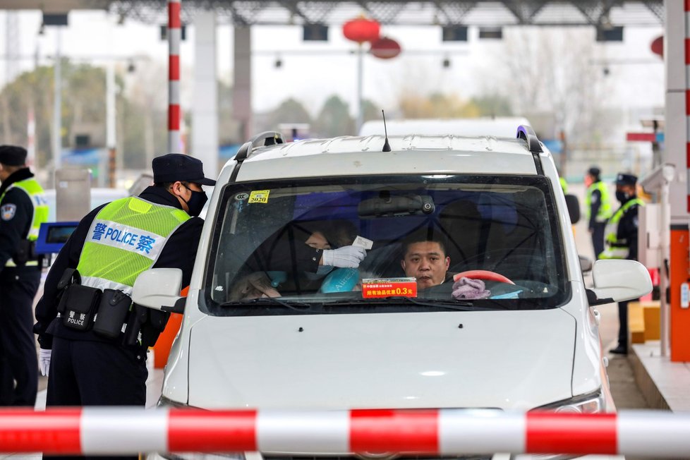 Čínu děsí nový typ koronaviru. Obyvatelé nosí roušky