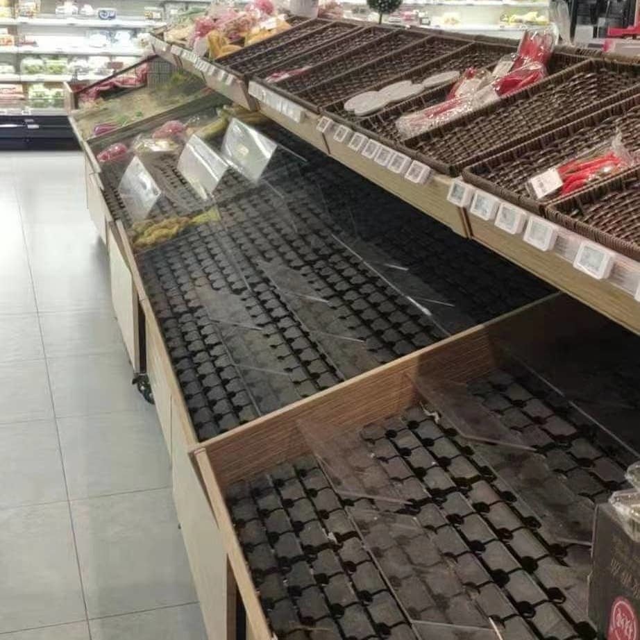 Český student ve Wu-chanu vyfotografoval prázné regály v supermarketu