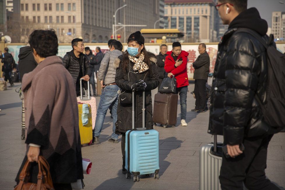 Ve střední Číně se vyskytl záhadný virus, lidé na ulicích si nasadili roušky.