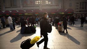 Ve střední Číně se vyskytl záhadný virus, lidé na ulicích si nasadili roušky.