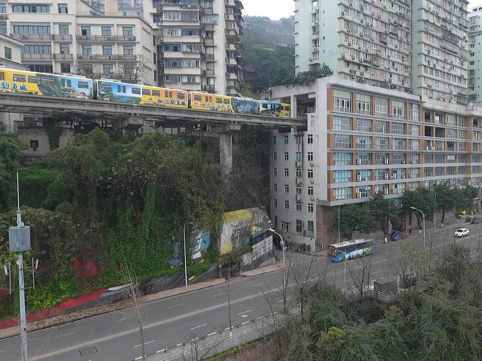 V Číně jezdí vlak přímo skrz obytný dům.