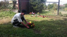 Sousedi pokladají květiny na místo, kde Aleš Z. zastřelil svou manželku, a pak sebe