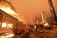 Peklo na zemi: Desítky metrů vysoké plameny při výbuchu chemičky v Číně