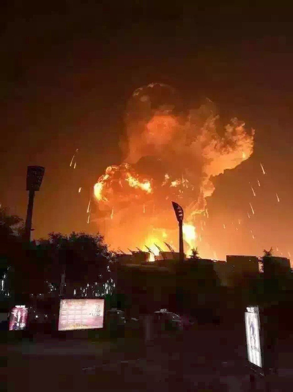 Dvě mohutné exploze nebezpečného materiálu si v Číně vyžádaly až 50 mrtvých, kterých stále přibývá.