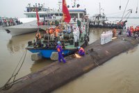 Potopení čínské výletní lodi: Kapitán přežil, našli již 65 mrtvých