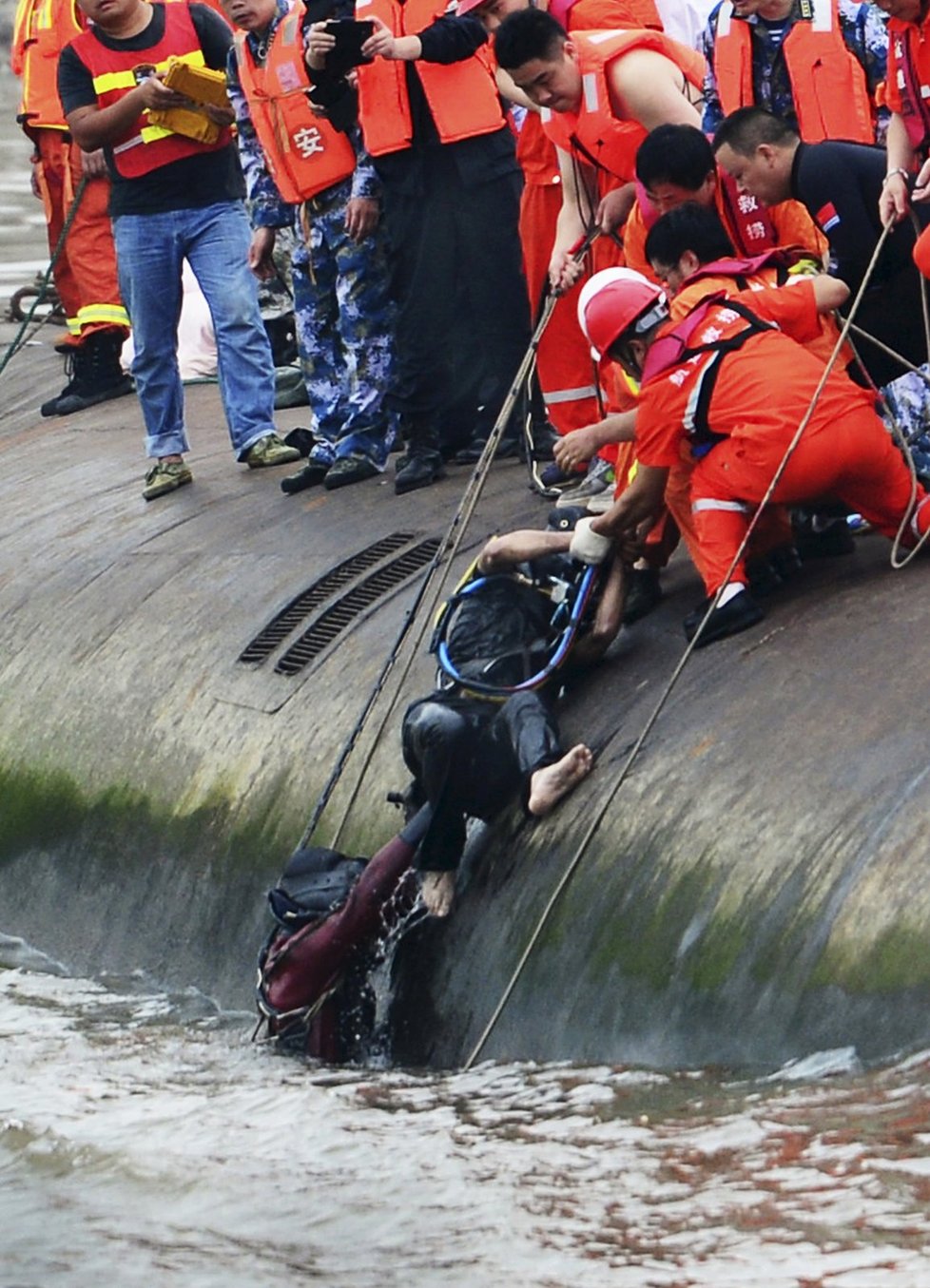 Havárie čínské výletní lodi, která plula po řece Jang-c-ťiang