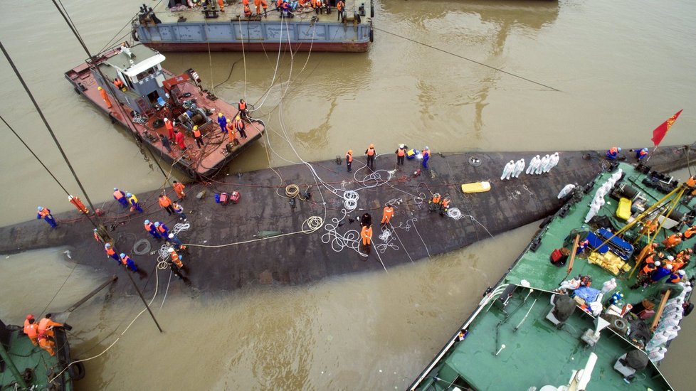 Havárie čínské výletní lodi, která plula po řece Jang-c-ťiang