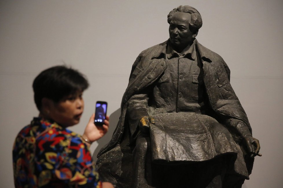 Literární poznámky bývalého komunistického vůdce Číny Mao Ce-tunga se v londýnské aukční síni Sotheby&#39;s vydražily za 704,750 britských liber (přes 20,6 milionu Kč), což je desetinásobek odhadní ceny.