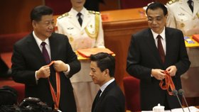 U příležitosti 40. výročí zahájení čínských tržních reforem a otevírání ekonomiky vystoupil prezident Si Ťin-pching se sebevědomým projevem, součástí ceremonie bylo i udílení vyznamenání, (18.12.2018).