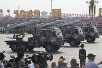 Komunistická Čína slaví 70 let: Velký Mao, vojenská přehlídka, balónky i významné mlčení