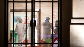 Pracovníci nemocnice v čínském Wu-chanu, epicentru nákazy