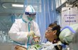 V čínském Wu-chanu na infekci zemřel 60letý Američan