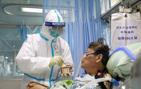 V čínském Wu-chanu na infekci zemřel 60letý Američan
