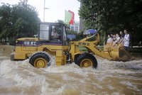 Počasí devastuje Čínu. Tajfun zničil tisíc domů, bouře za sebou nechává mrtvé