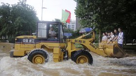 Počasí devastuje Čínu. Tajfun zničil tisíc domů, bouře za sebou nechává mrtvé