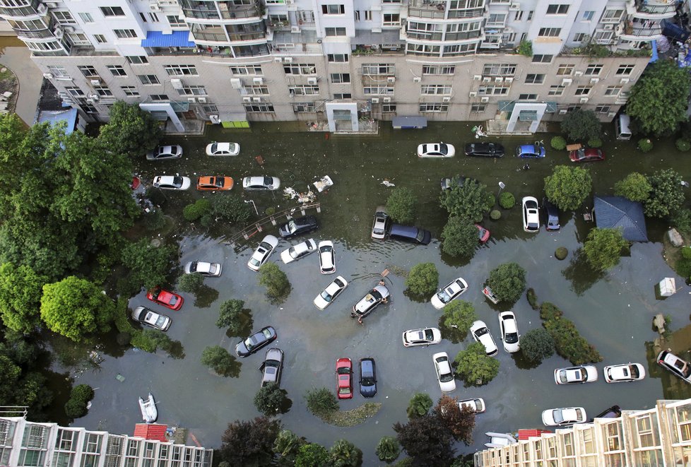 Čínu trápí počasí: Po záplavách přišla silná bouře.